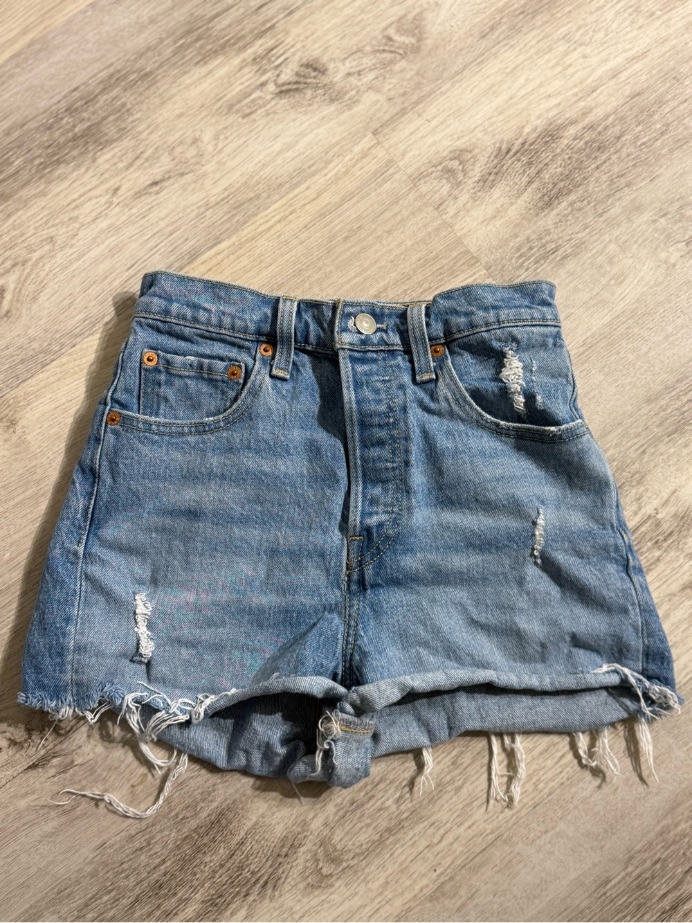 Levi’s Ribcage Short Distressed Shorts